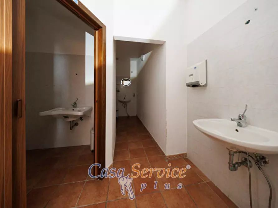 Immagine 27 di Negozio in affitto  in Via Carlo Del Prete a Ruffano