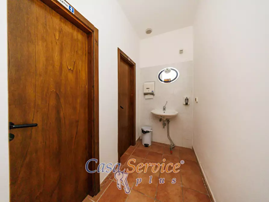 Immagine 28 di Negozio in affitto  in Via Carlo Del Prete a Ruffano