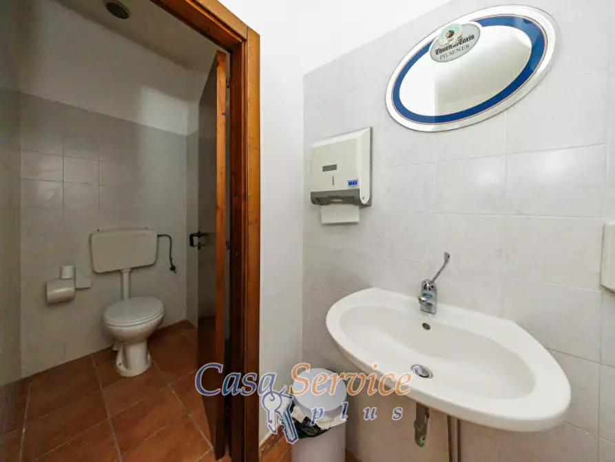 Immagine 30 di Negozio in affitto  in Via Carlo Del Prete a Ruffano