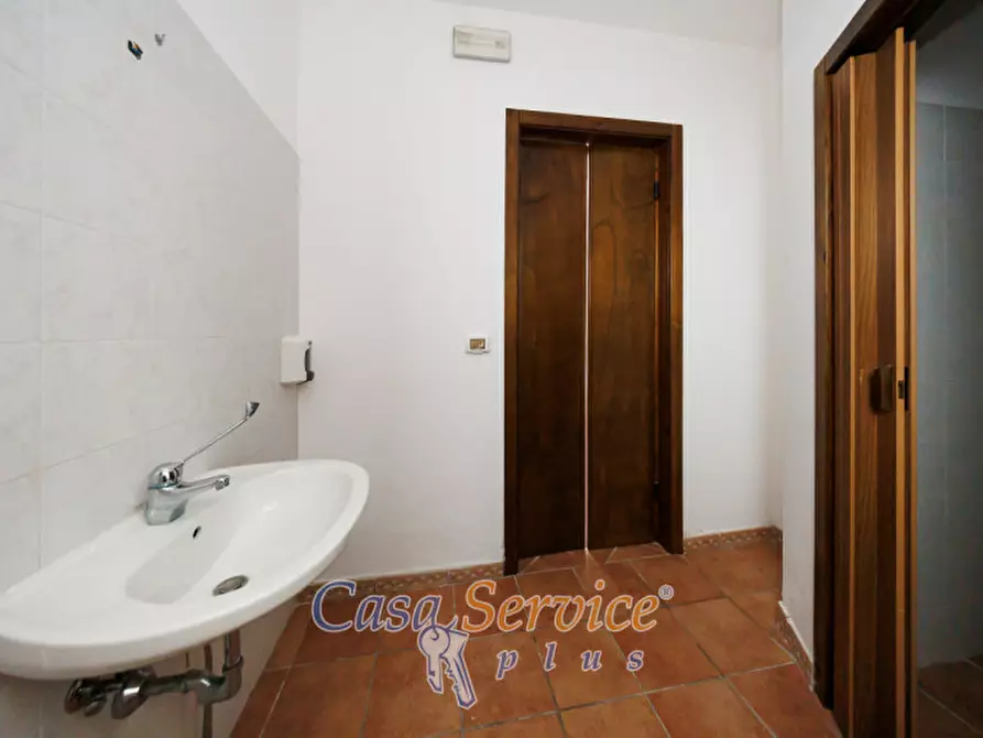 Immagine 31 di Negozio in affitto  in Via Carlo Del Prete a Ruffano