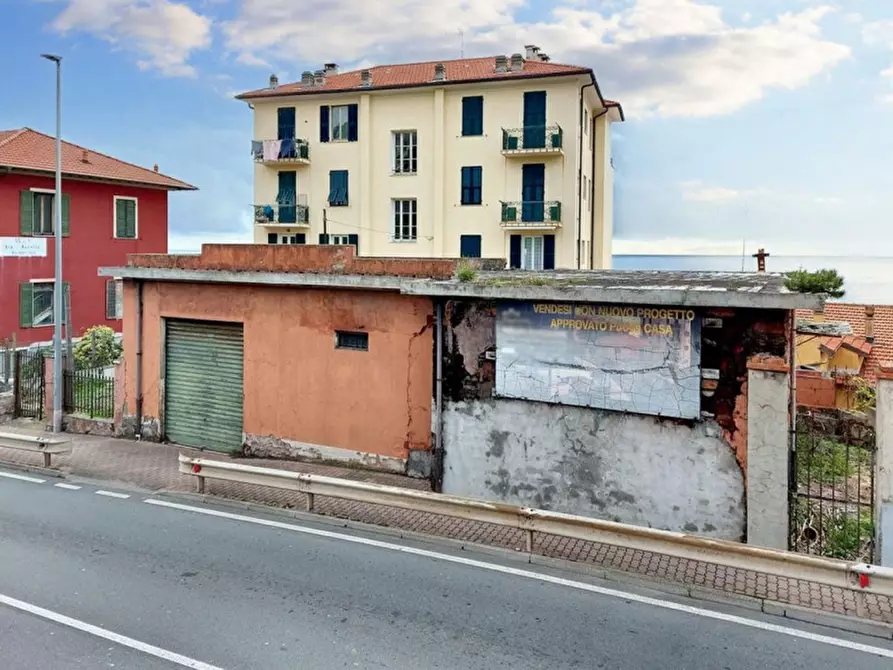 Immagine 10 di Palazzo in vendita  in Comuni di: San Lorenzo al Mare, Sanremo, Taggia, Ventimiglia, Bordighera, Cervo, Cipressa, Imperia, Riva Ligure, San Bartolomeo Al Mare, Santo Stefano al Mare, Pietra Ligure a Taggia