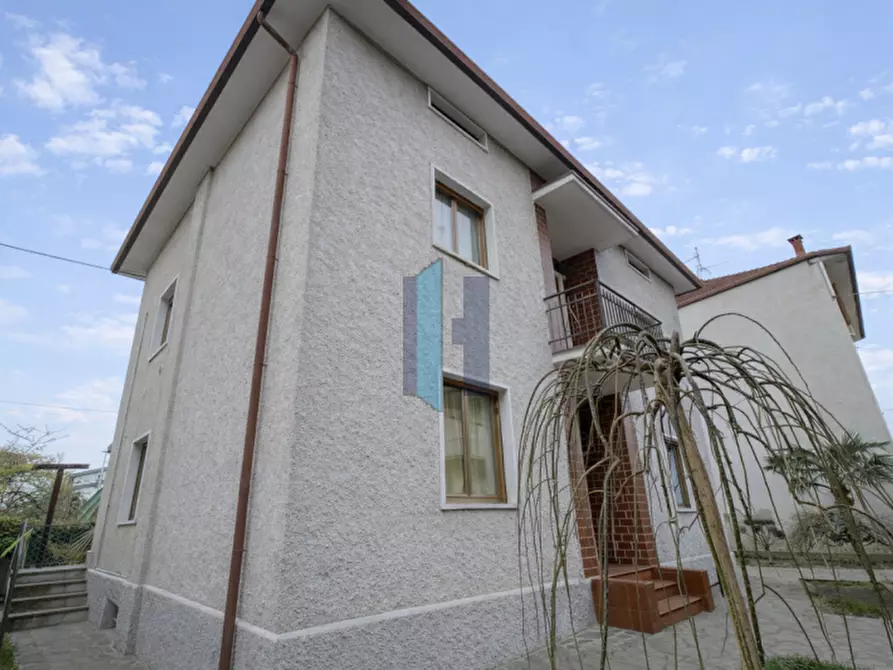 Immagine 2 di Casa indipendente in vendita  in via Palma il Vecchio a Dalmine
