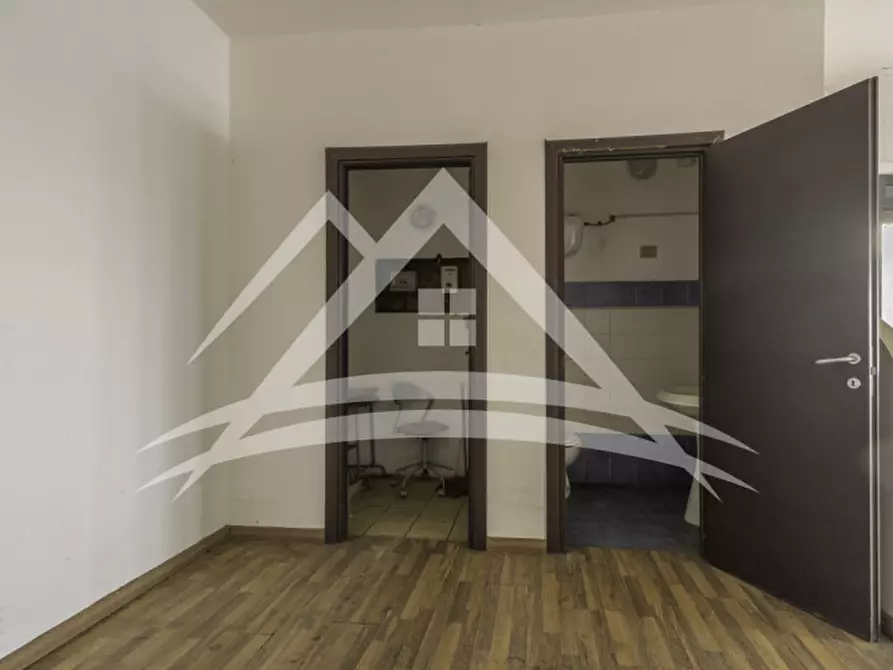 Immagine 5 di Negozio in vendita  in Viale delle Vigne, 36 A a Porto Torres