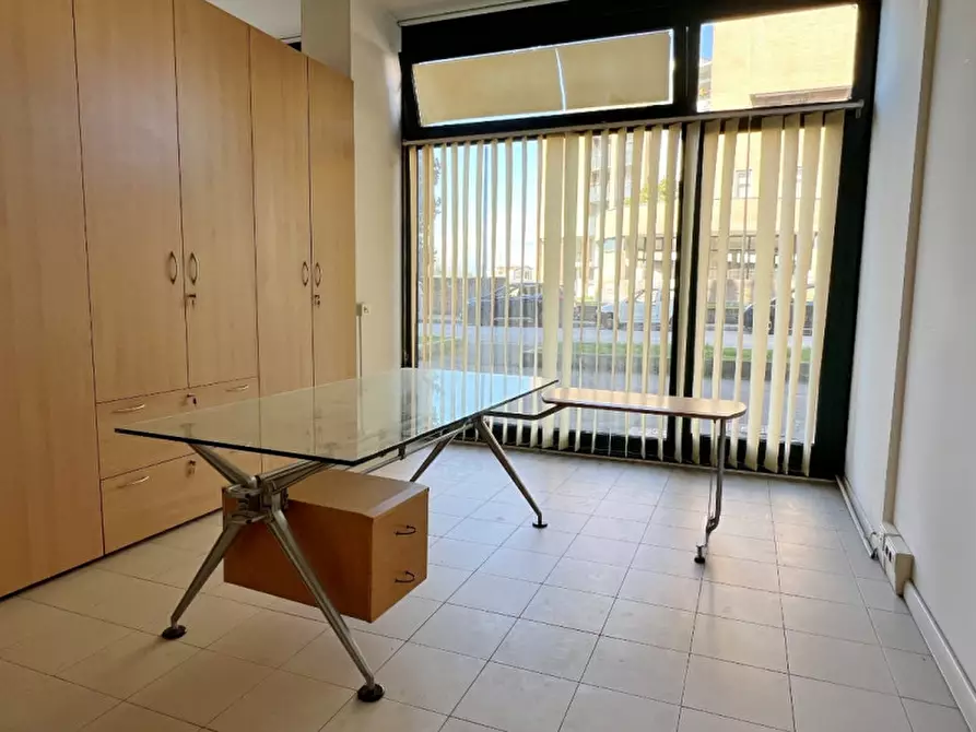 Immagine 1 di Negozio in affitto  in Via dei Cappuccini a Vicenza