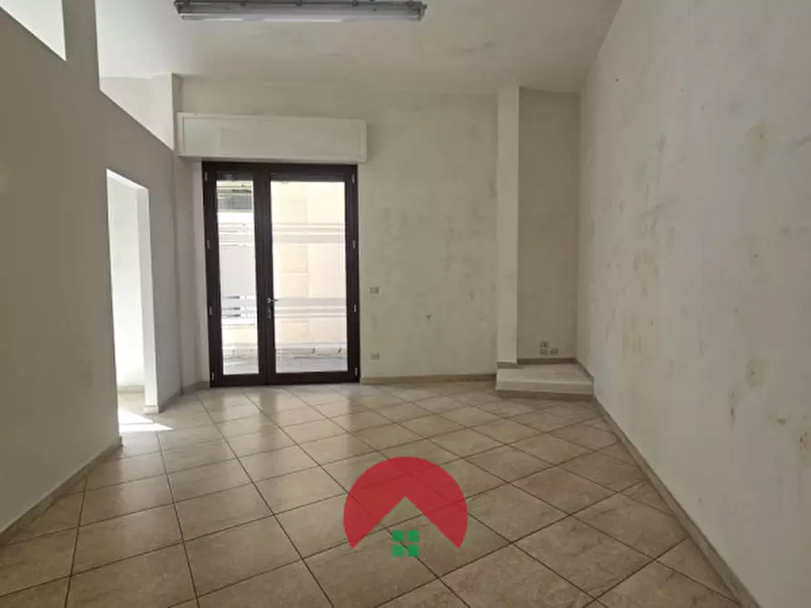 Immagine 5 di Negozio in affitto  in Via Maggio 1648 a Altamura