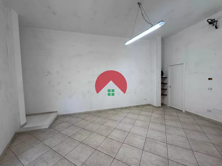 Immagine 8 di Negozio in affitto  in Via Maggio 1648 a Altamura