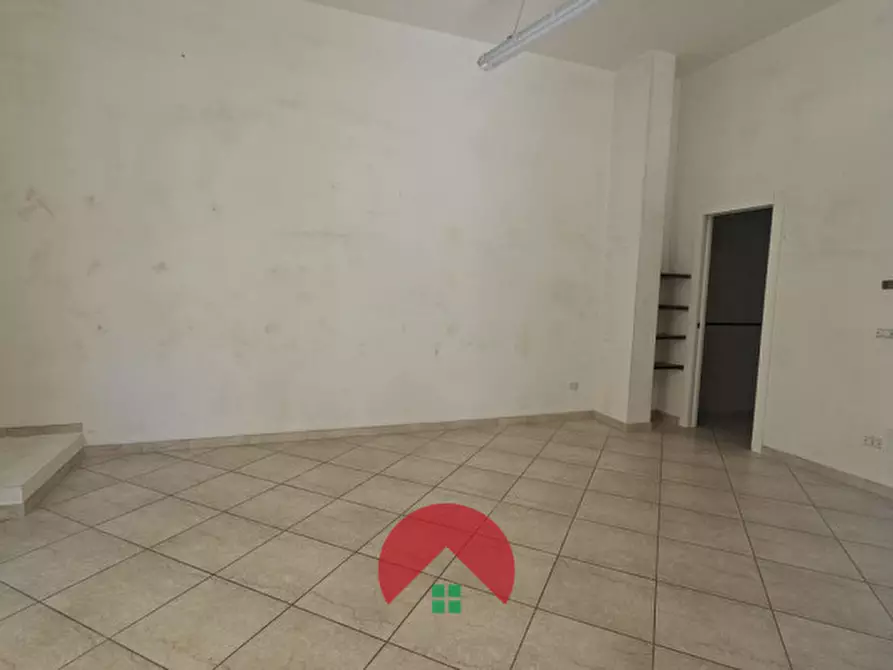 Immagine 9 di Negozio in affitto  in Via Maggio 1648 a Altamura