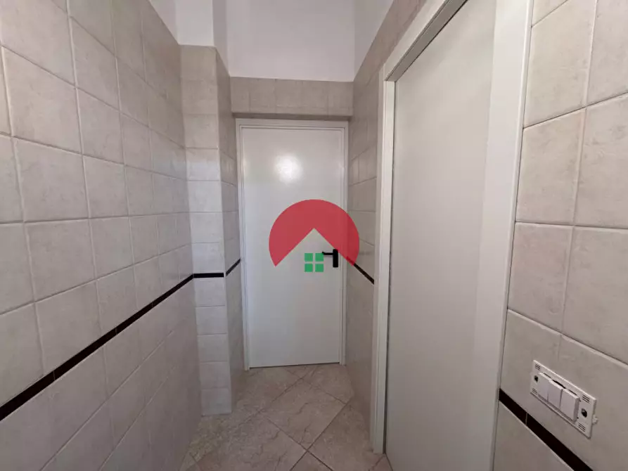 Immagine 10 di Negozio in affitto  in Via Maggio 1648 a Altamura