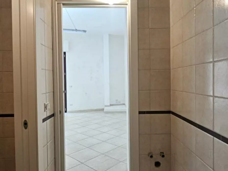 Immagine 10 di Negozio in affitto  in Via Maggio 1648 a Altamura