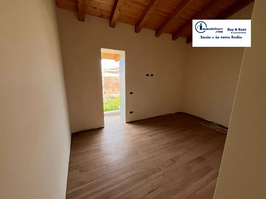 Immagine 10 di Casa bifamiliare in vendita  in Via della Cannuccia a Anzio