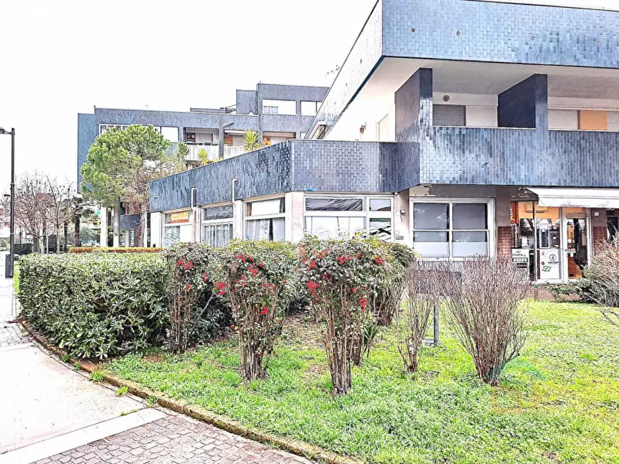 Immagine 1 di Attività commerciale in vendita  in viale del capricorno 63 a Grado