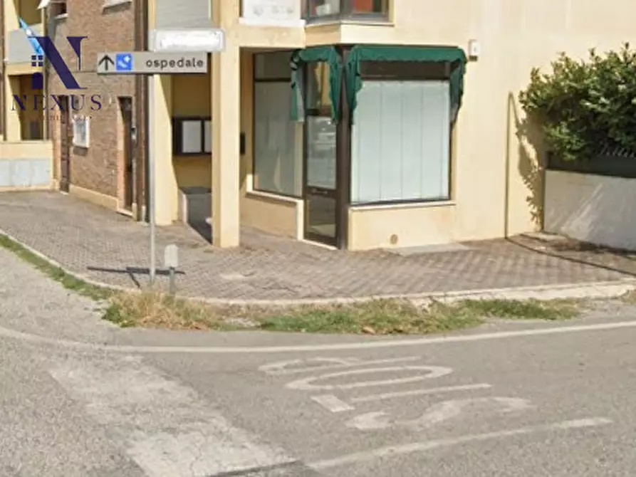 Immagine 1 di Negozio in affitto  in Via Quattro Novembre a Fano