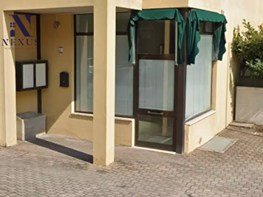 Immagine 2 di Negozio in affitto  in Via Quattro Novembre a Fano