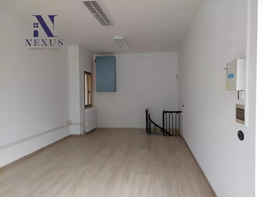 Immagine 3 di Negozio in affitto  in Via Quattro Novembre a Fano
