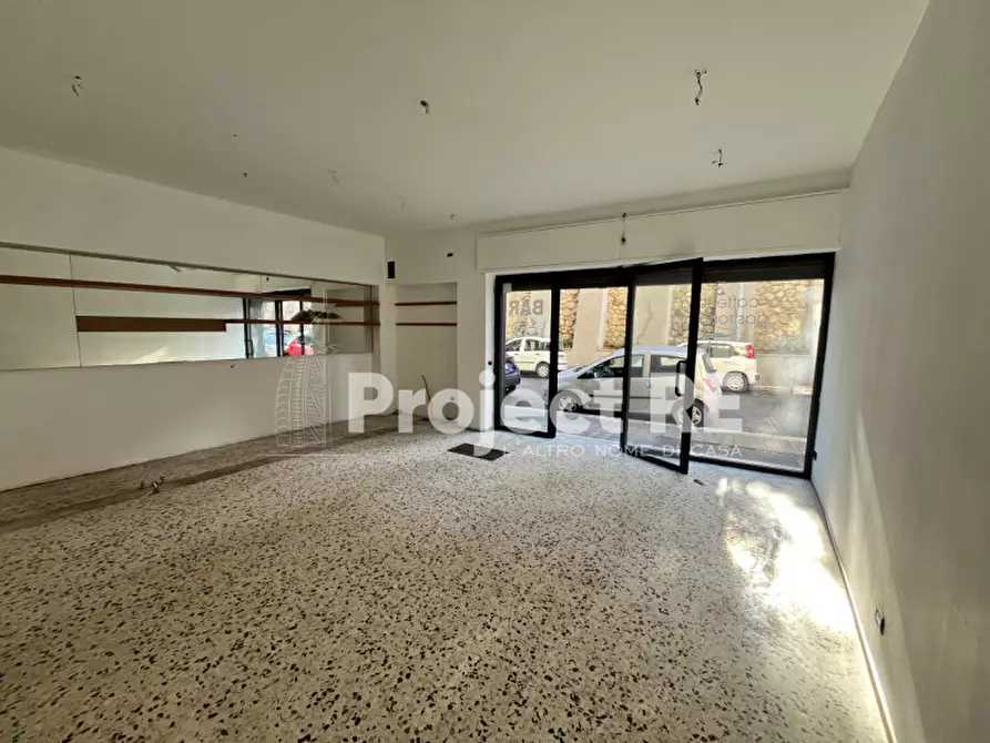 Immagine 3 di Negozio in vendita  in Via Possidonea a Reggio Di Calabria