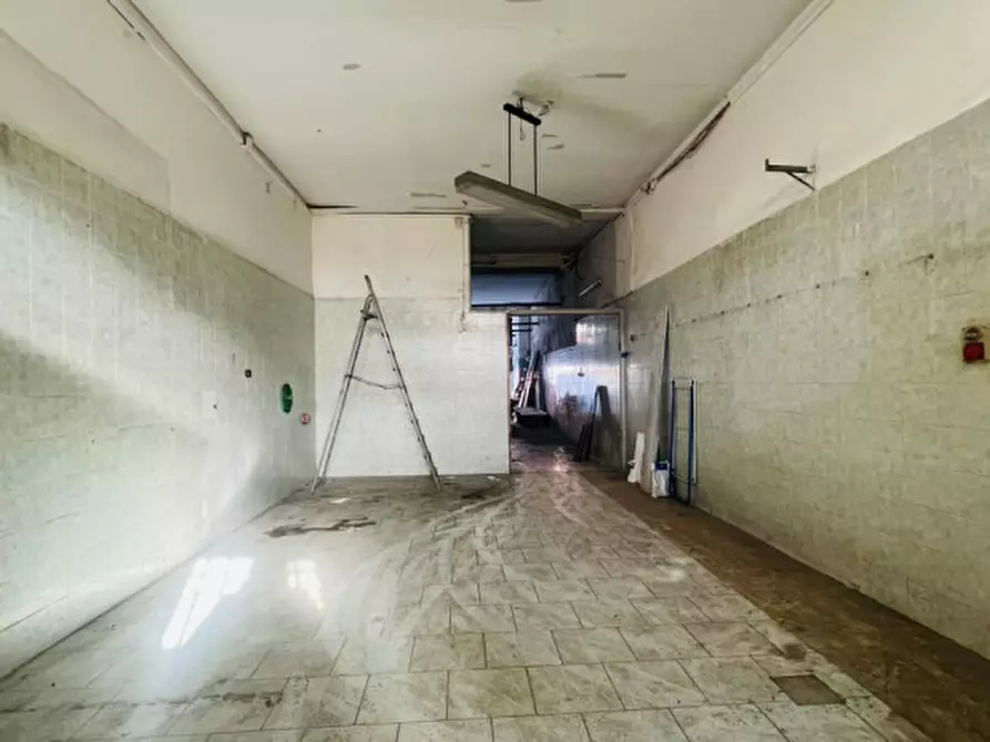 Immagine 4 di Negozio in affitto  in VIA DELLA STADERA a Napoli