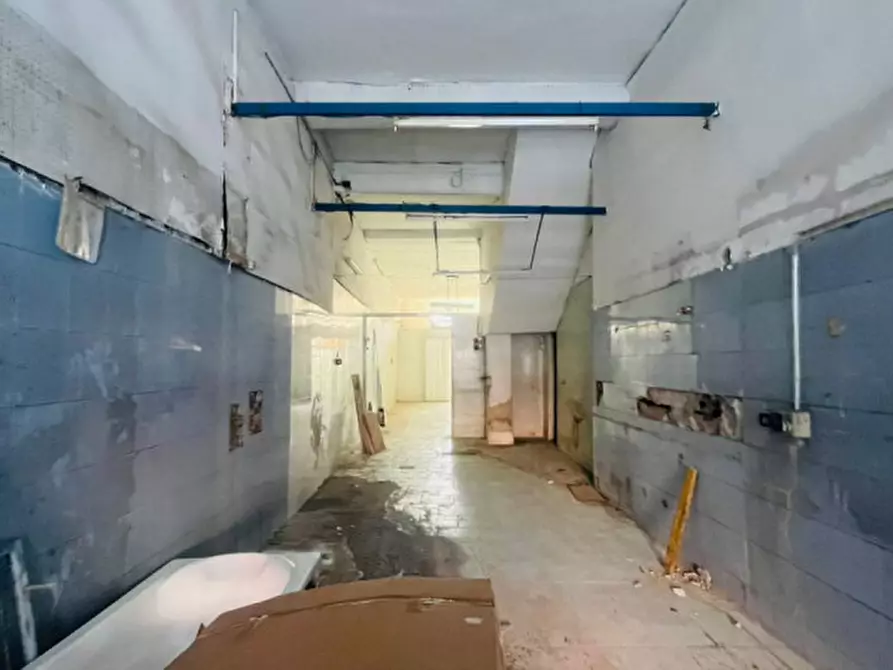 Immagine 6 di Negozio in affitto  in VIA DELLA STADERA a Napoli