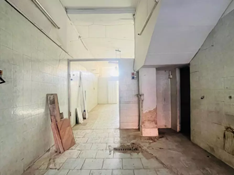 Immagine 8 di Negozio in affitto  in VIA DELLA STADERA a Napoli
