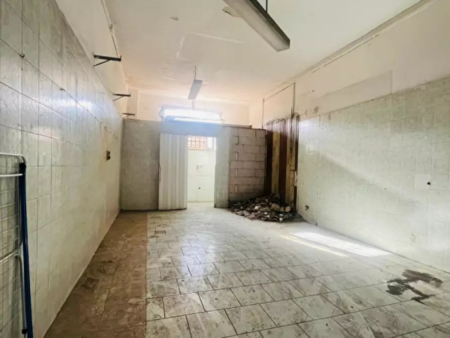 Immagine 9 di Negozio in affitto  in VIA DELLA STADERA a Napoli