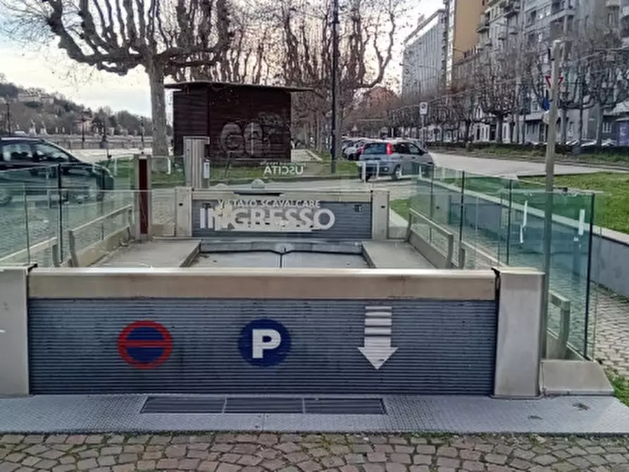 Immagine 2 di Posto auto in vendita  in Via Giolitti a Torino