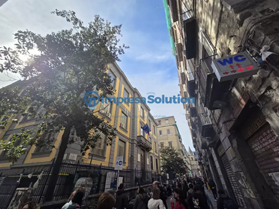 Immagine 1 di Attività commerciale in vendita  in Via Atri a Napoli