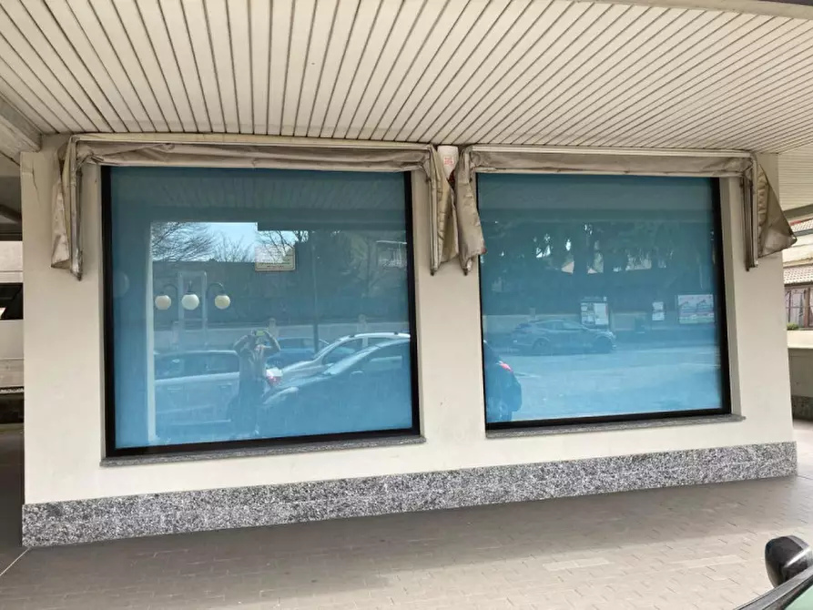 Immagine 2 di Negozio in vendita  in Via San Rocco a Siziano