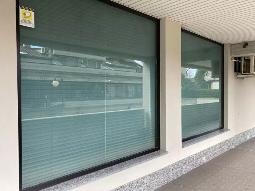 Immagine 3 di Negozio in vendita  in Via San Rocco a Siziano