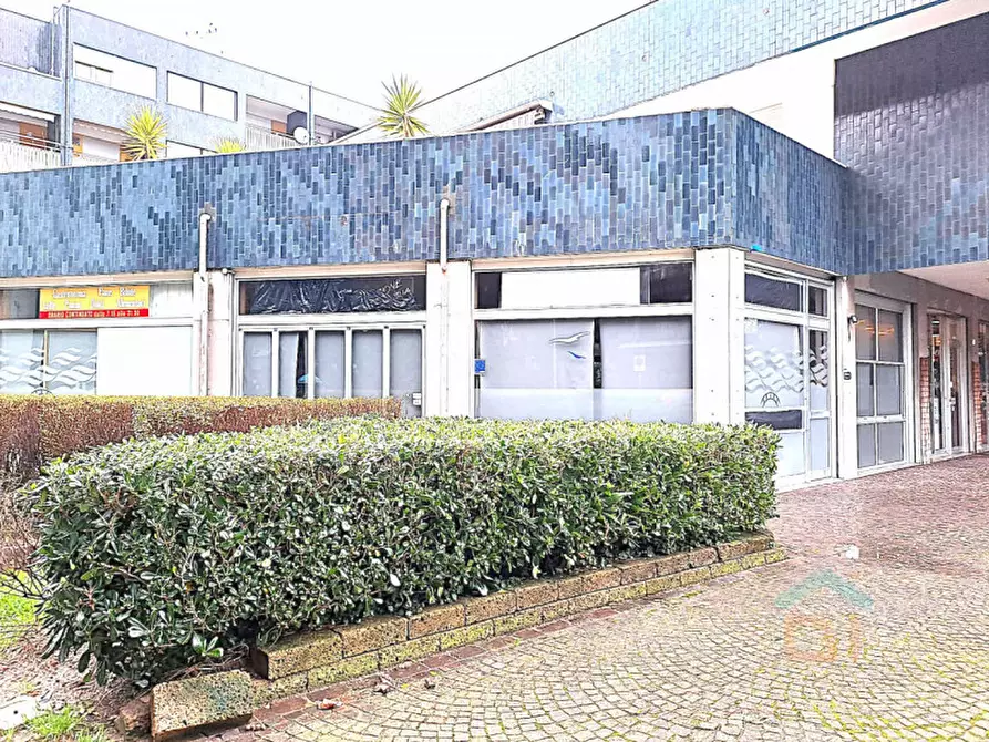 Immagine 24 di Attività commerciale in affitto  in viale del capricorno 63 a Grado