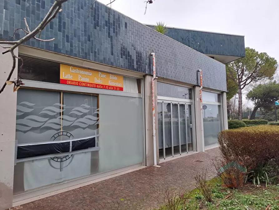 Immagine 28 di Attività commerciale in affitto  in viale del capricorno 63 a Grado