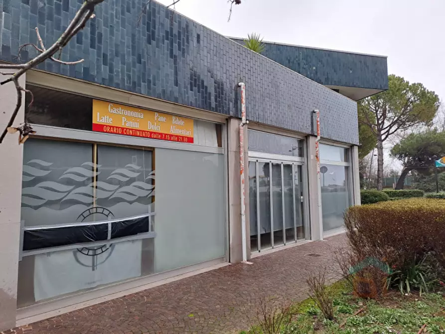 Immagine 29 di Attività commerciale in affitto  in viale del capricorno 63 a Grado