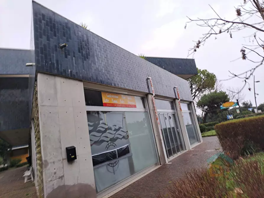 Immagine 30 di Attività commerciale in affitto  in viale del capricorno 63 a Grado