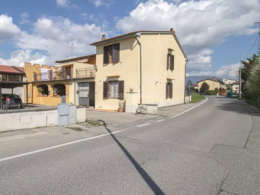 Immagine 1 di Casa indipendente in vendita  a Prato