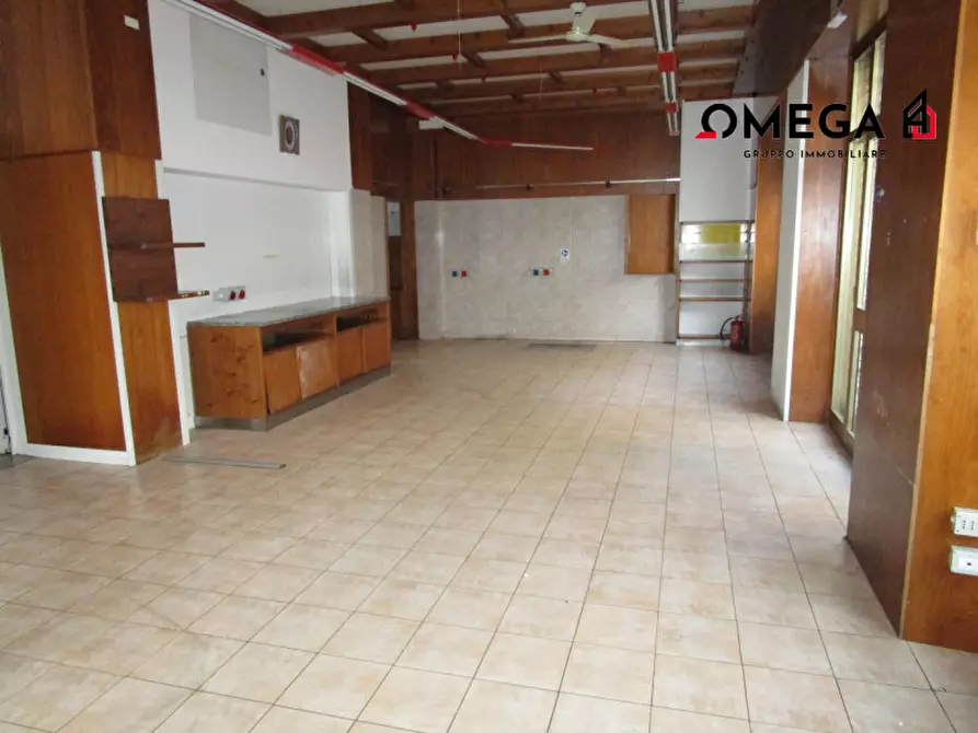 Immagine 4 di Negozio in affitto  in Via Pier Paolo Vergerio 3 a Trieste