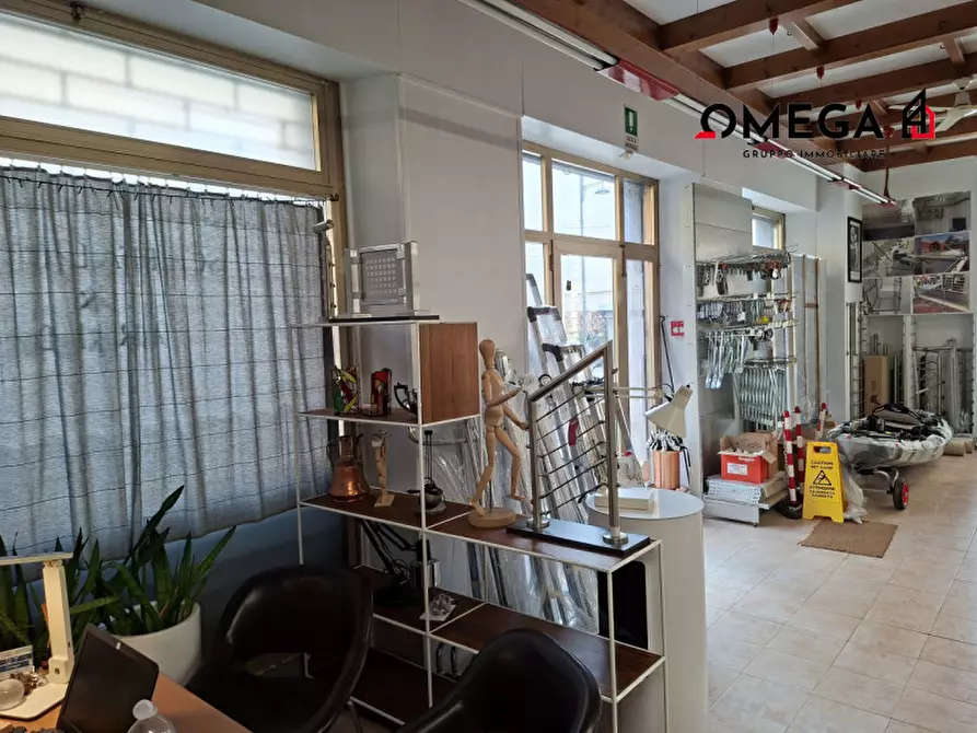 Immagine 8 di Negozio in affitto  in Via Pier Paolo Vergerio 3 a Trieste