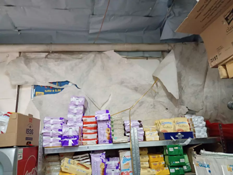 Immagine 2 di Magazzino in vendita  in Donn'Albina 32 a Napoli