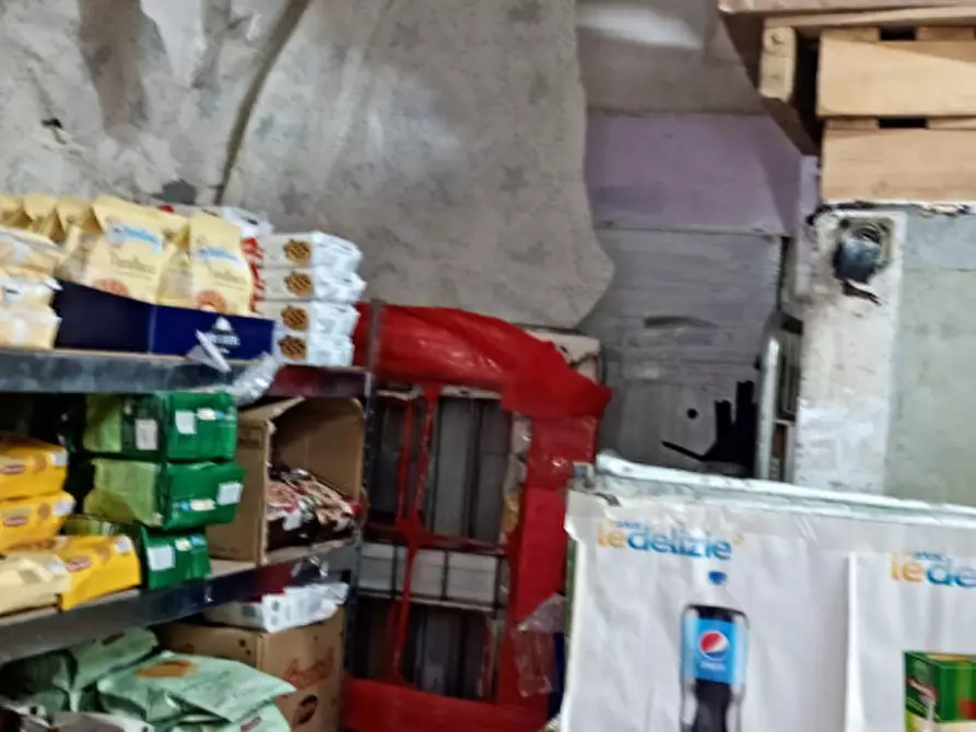 Immagine 3 di Magazzino in vendita  in Donn'Albina 32 a Napoli