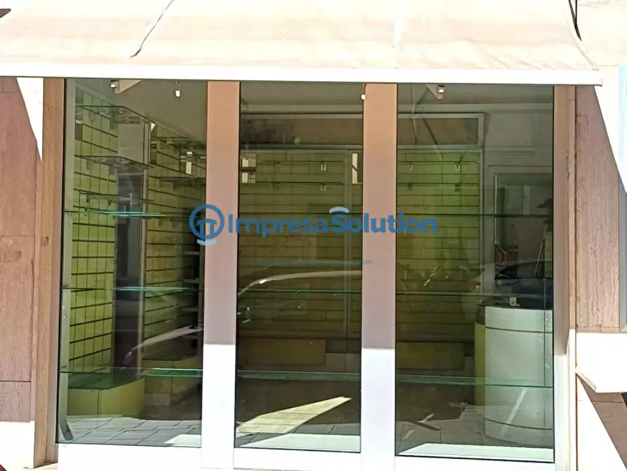 Immagine 6 di Negozio in affitto  in Via Francesco Cilea a Napoli