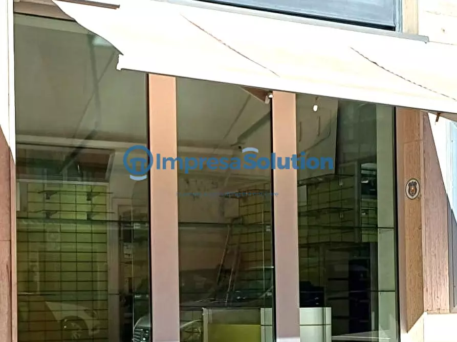 Immagine 7 di Negozio in affitto  in Via Francesco Cilea a Napoli