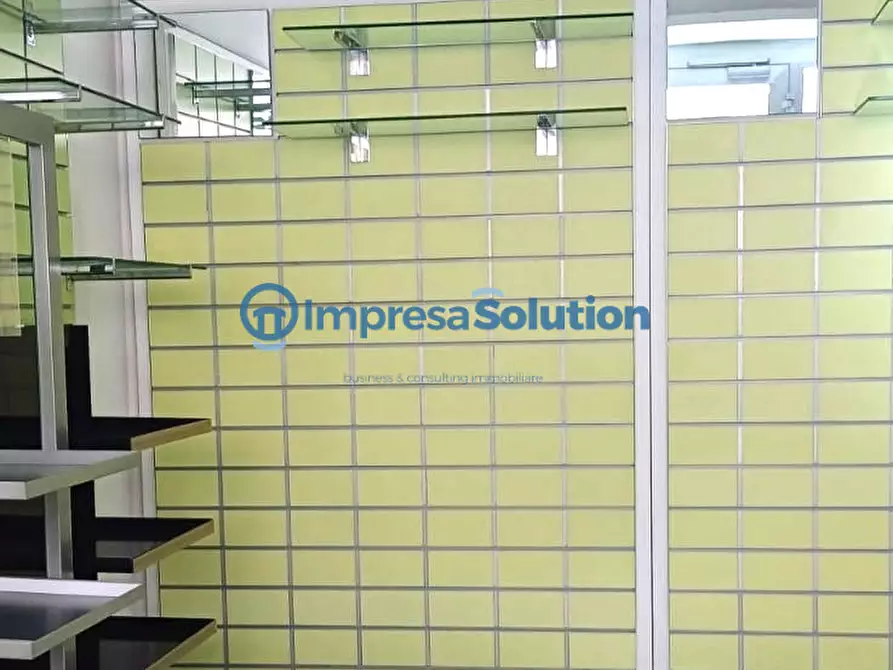 Immagine 12 di Negozio in affitto  in Via Francesco Cilea a Napoli