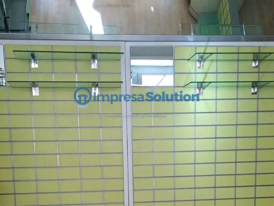 Immagine 13 di Negozio in affitto  in Via Francesco Cilea a Napoli