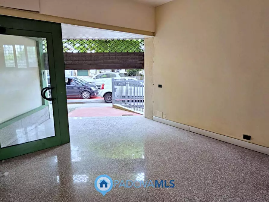 Immagine 1 di Negozio in vendita  in Via Jacopo Facciolati a Padova