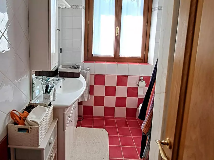 Immagine 15 di Villa in vendita  a Corciano