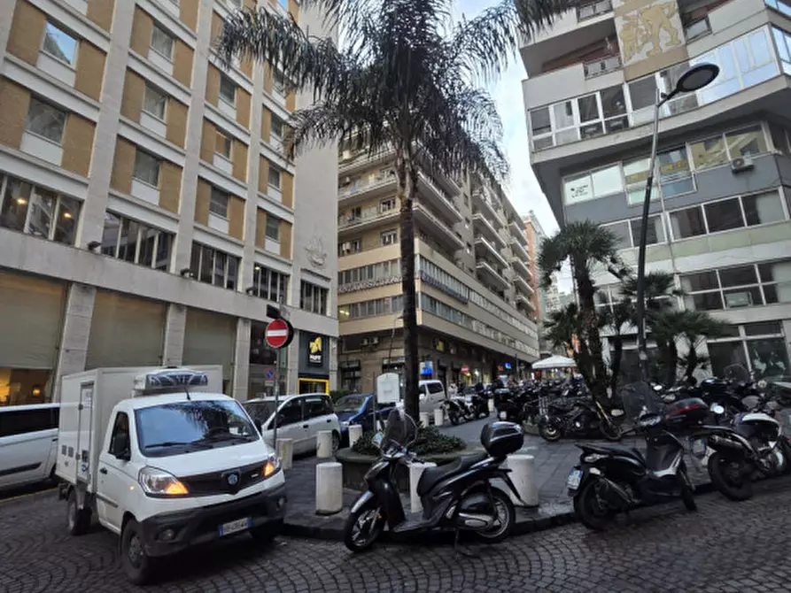 Immagine 1 di Negozio in affitto  in Via Roberto Bracco a Napoli