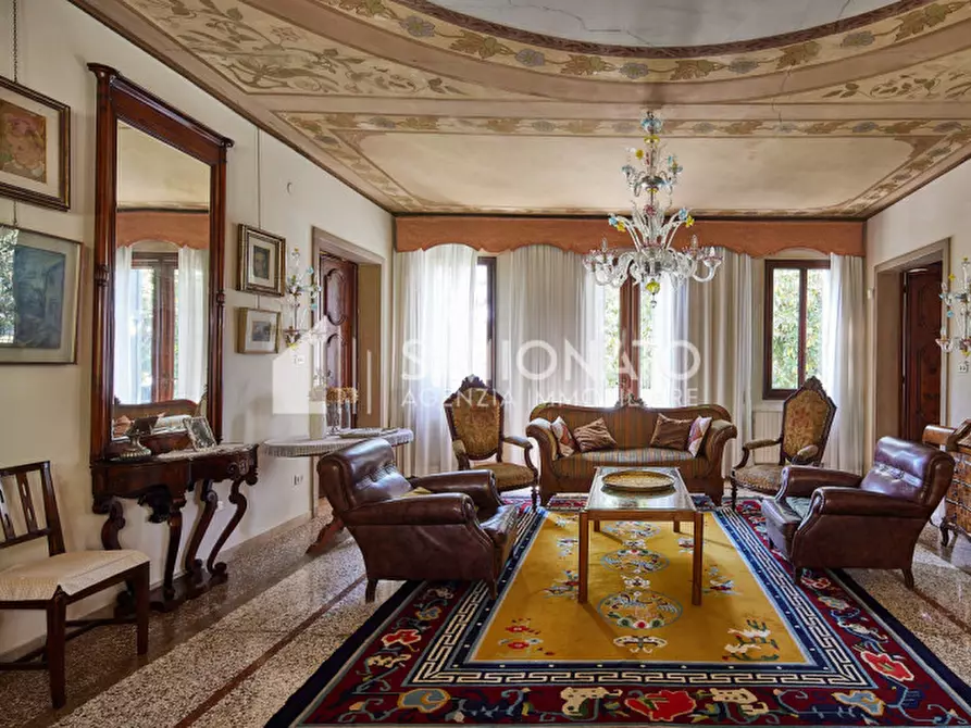 Immagine 1 di Villa in vendita  in Via Perugino a Mirano