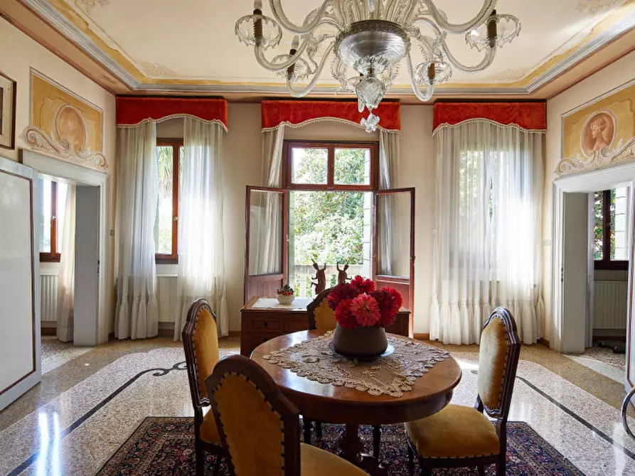 Immagine 1 di Villa in vendita  a Mirano