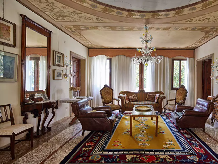 Immagine 2 di Villa in vendita  a Mirano