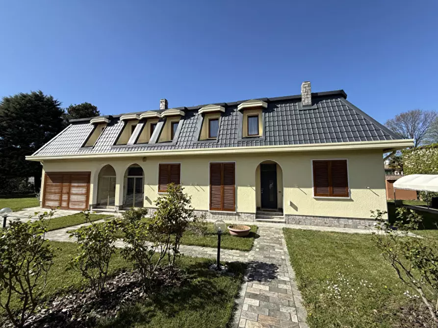 Immagine 1 di Villa in vendita  in Via Mantegna a Trezzano Sul Naviglio