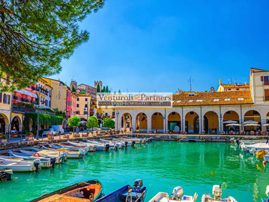 Immagine 1 di Attività commerciale in vendita  in Via Ariosto a Desenzano Del Garda