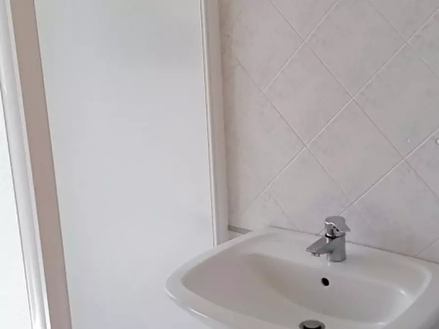 Immagine 13 di Appartamento in vendita  a Rovigo