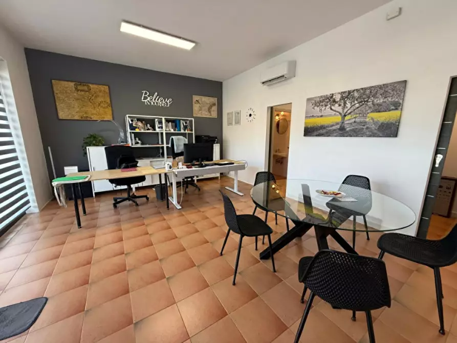 Immagine 2 di Negozio in vendita  in Via Mirabello 55 a Torreglia